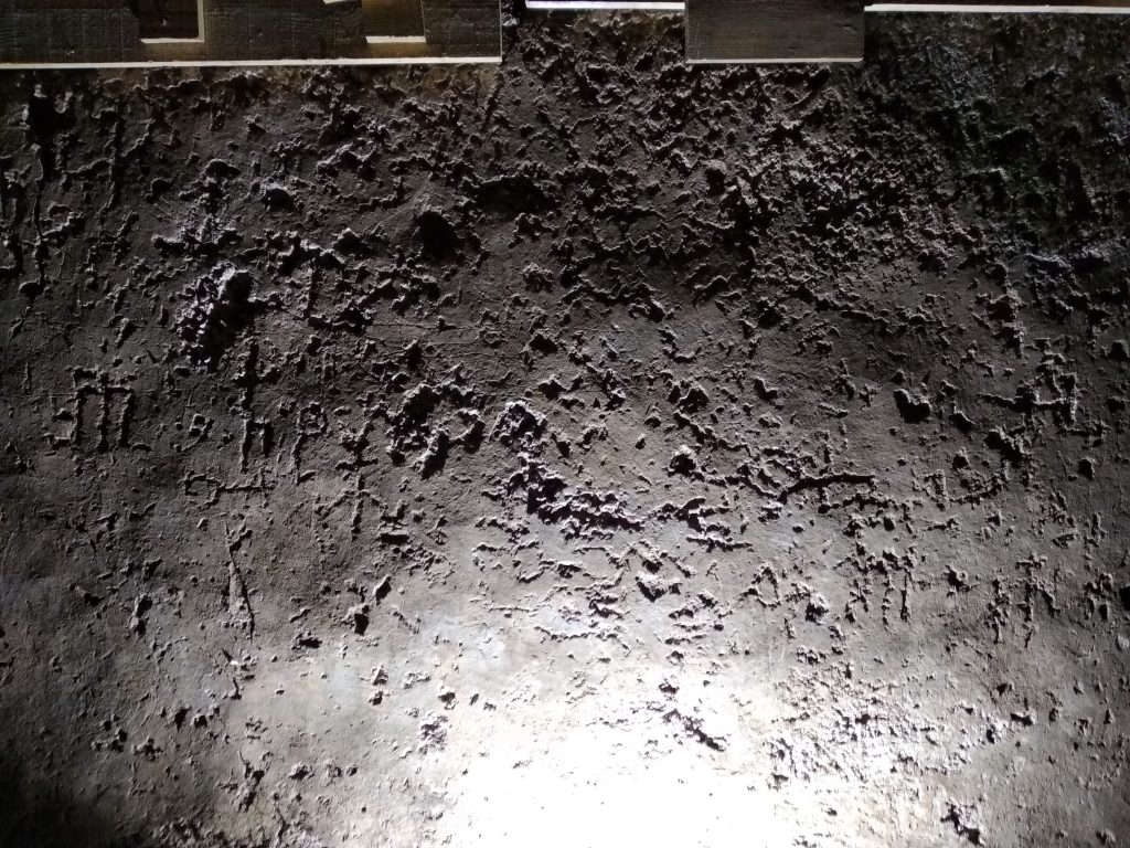 Inscrições em parede de cisterna islâmica